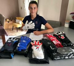 Alyssa-Fernandez-signature-contrat-RG-Gloves