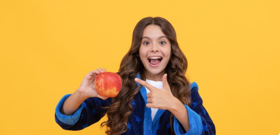 Photo d’une femme avec une pomme 