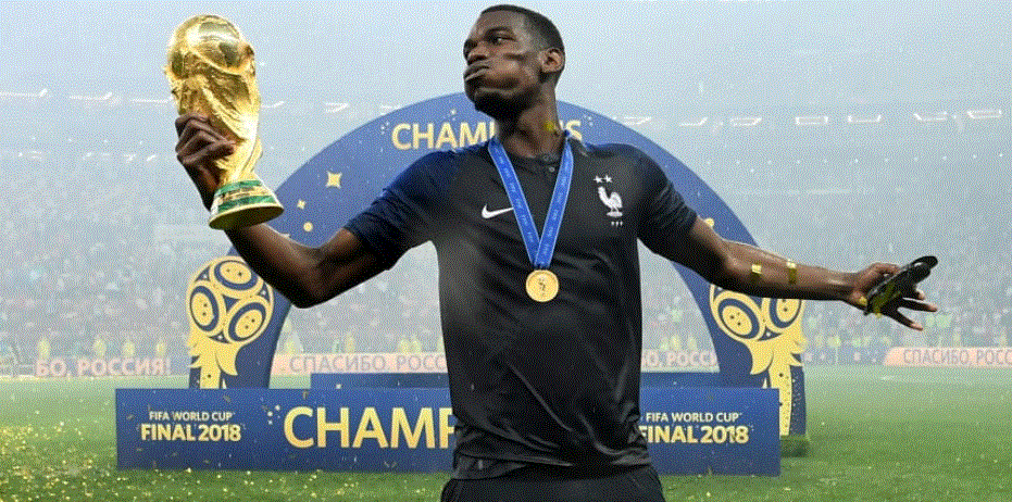 Paul Pogba soulevant la Coupe du monde 2018