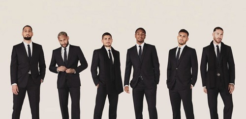 Joueurs du PSG posant avec les tenue Dior
