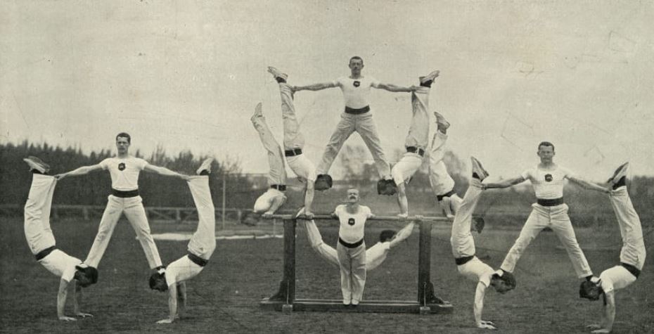 Photo historique de personnes pratiquant de la gymnastique 