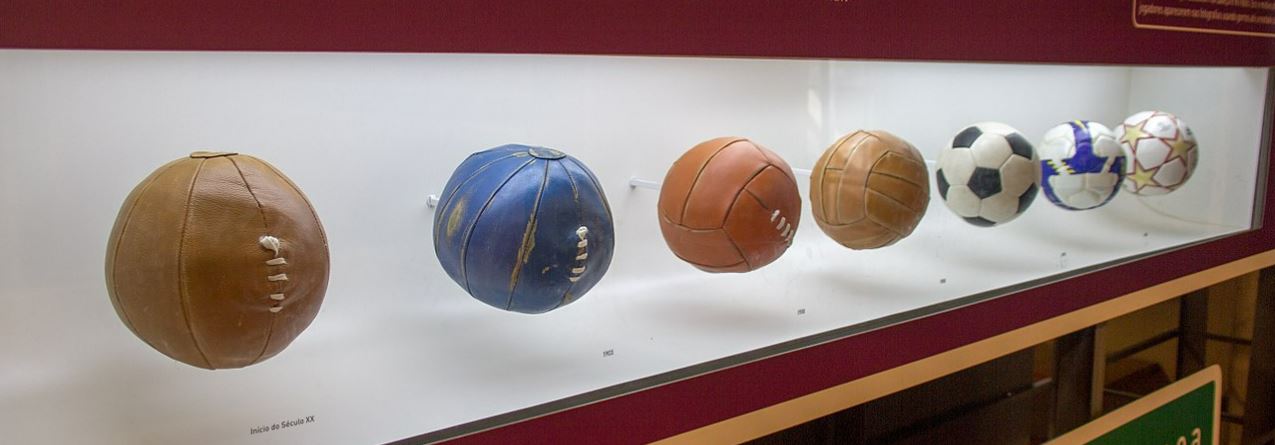 vieux ballons exposés dans une vitrine du musée du foot de sao paulo